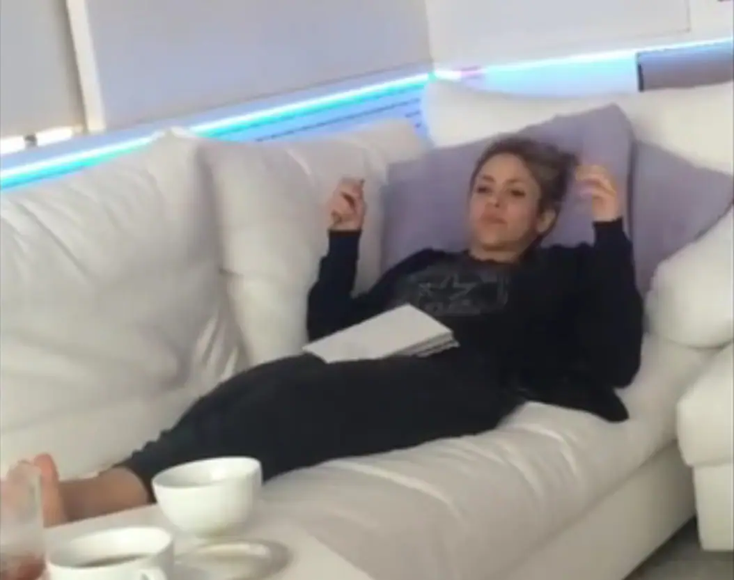 Shakira baila hasta en el sofá