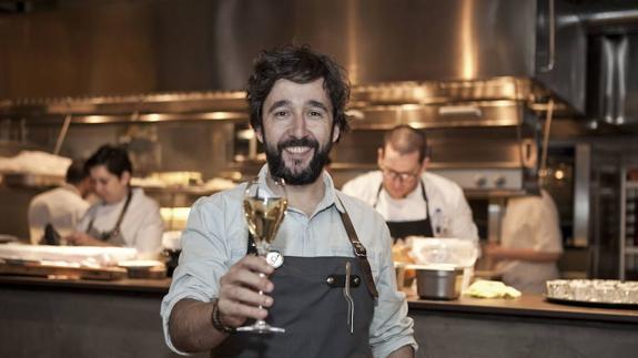 Diego Guerrero, cocinero alavés afincado en Madrid, brinda en su local. 