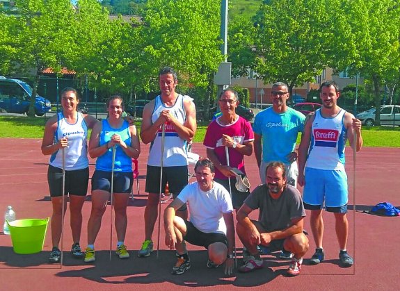 Los ocho lanzadores de barra vasca en las pistas de atletismo.
