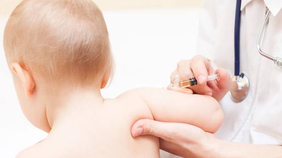 Un bebé recibe una vacuna. 