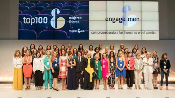 Foto de familia de las 100 mujeres premiadas. 