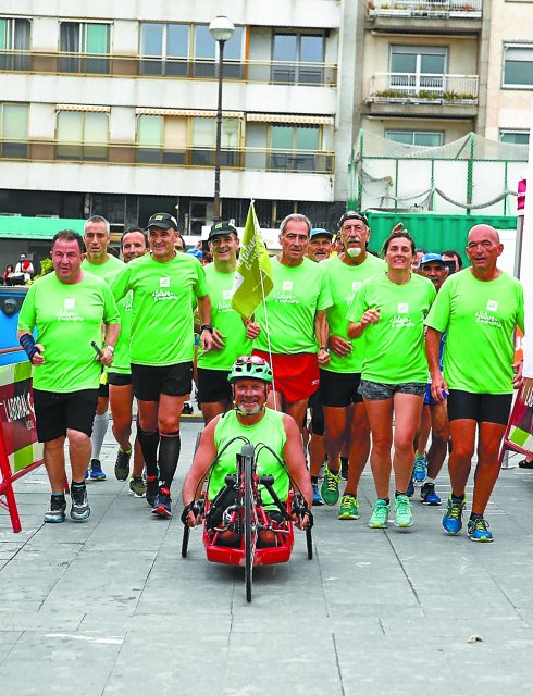 Momento en el que los participantes de la marcha finalizan su etapa en Donostia.
