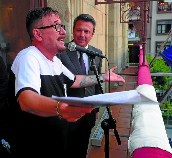 Mateo Vergara y José Antonio Santano, ayer en el balcón del Ayuntamiento.