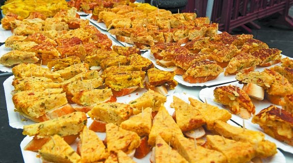 Pintxos de tortilla preparados por vecinos y sociedades gastronómicas para la fiesta que se organizaba en Goikoplaza. 