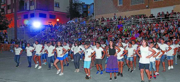 Instante de participación de los dantzaris en el acto que tuvo lugar por la víspera de San Juan en la plaza Plazido Muxika. 