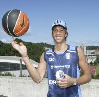 El argentino Matías Nocedal sonríe con su nueva camiseta. [LUSA]