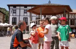Nagore, Iñigo, Joseba y Ainhoa juegan con sus hijos en Ezcaray.