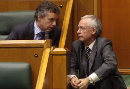 Iñigo Urkullu conversa con Joseba Azkarraga en el Parlamento Vasco. [IOSU ONAINDIA]