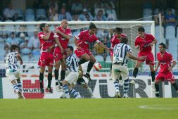 Los niños se fotografiaron con el equipo titular al principio del partido. Abajo, Garitano trata de ejecutar un pase. [FRAILE/LÓPEZ]