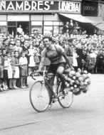 Delio Rodriguez con el ramo de flores del ganador. [EL CORREO]