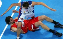 Kirilenko sortea a Pau Gasol, caído en el suelo. La imagen refleja lo que sucedió en los últimos minutos de la final, cuando la templanza rusa se impuso al nerviosismo de España. [PEDRO ARMESTRE/AFP]