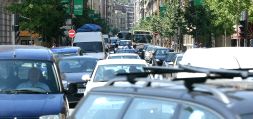 Tras la industria, el tráfico es la principal causa de la emisión de gases de efecto invernadero en San Sebastián. [DAVID APREA]