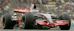 Fernando Alonso, en plena carrera ayer en el circuito de Shangai. El asturiano se mantiene en la pelea tras el inesperado abandono de su compañero y líder del Mundial, Hamilton. [REUTERS]