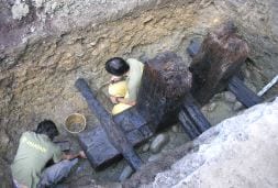 Dos miembros del equipo de Aranzadi en plena excavación de los restos del primitvo lagar aparecido en el edificio Dolarea. [JUANTXO UNANUA]