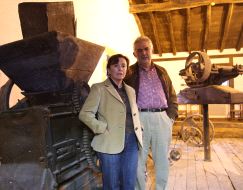 Lola Arrieta y Félix Pérez de la asociación de vecinos de Aiete en el lagar del caserío Munto. [ARIZMENDI]