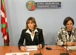 La consejera López de Guereñu y la directora de Infraestructuras Mirari Arruabarrena. [JM. LÓPEZ]