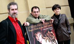 José Ángel Lopetegi, Iñaki G. Holgado y Raquel Alzate, con el cartel de la exposición. [DAVID APREA]