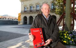 El fotógrafo Luis Lainsa, posa con el catálogo de la exposición francesa en la que participa [F. DE LA HERA]