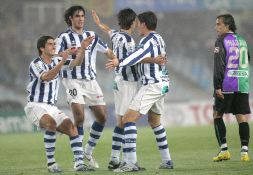 Markel Bergara y Gorka Elustondo acuden, junto a Carlos Martínez, a celebrar el gol de Aranburu. [JOSE MARI LÓPEZ]