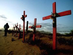 Cruces en lugares en los que aparecieron algunos de los cadáveres de Ciudad Juárez. [D. AGUILAR / REUTERS]