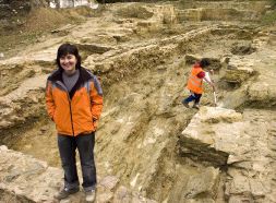 Marian Gereñu, en primer plano, ante el solar donde se ha realizado la excavación arqueológica. [USOZ]