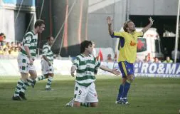 Diego Rivas levanta los brazos durante el partido que el Eibar jugó en el Ramón de Carranza. [IVÁN BENÍTEZ]