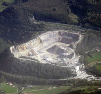Vista áerea de la colina que comparten el yacimiento de Praileaitz y la cantera de Sasiola.