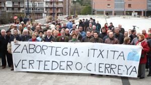 Los vecinos se concentraron en la plaza Pablo Sorozabal de Beraun. [ARIZMENDI]