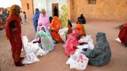 Grupo de mujeres saharauis con paquetes de la solidaridad internacional. [BUBISHER]