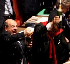 Los senadores Nino Strano (derecha) y Domenico Gramazio, celebran la caída de Prodi. [EFE]