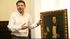 El alcalde Santano sostiene un retrato de Policarpo Balzola cedido por su familia. [F. PORTU]