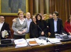 Elorza abraza a Corcuera, Beola y Agirrezabalaga ante las sonrisas de Gasco, Lasa, Letamendía y Garmendia. [USOZ]