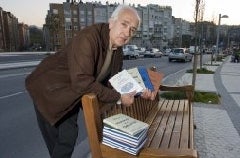 Un presidente de vecinos que juega con las palabras en los libros que escribe. [USOZ]