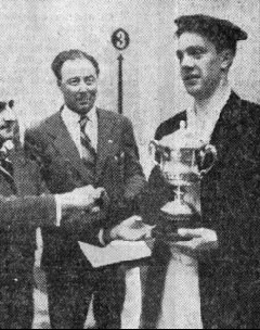 1954. Soroa, con la txapela y el trofeo de campeón. [PLAZAOLA]