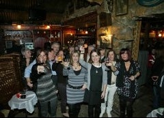 Las dos homenajeadas brindan con sus amigos y familiares. [MIKEL FRAILE]