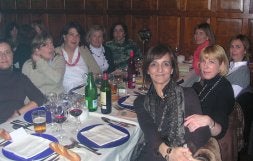 Un grupo de compañeras en una de las mesas.