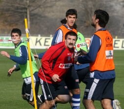 Eizmendi jugó en los partidos de fútbol-tenis del entrenamiento de ayer en Zubieta. [FIRMA]