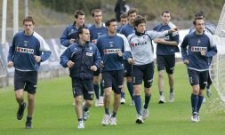 Los titulares en Elche realizan carrera continua en el entrenamiento de ayer en Zubieta. Aranburu señala alguna incidencia a Martí, los dos mejores en el Martínez Valero. [JOSÉ MARI LÓPEZ]