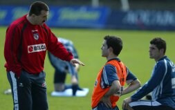 Eizmendi habla con Díaz de Cerio, máximo goleador de la Real, durante el entrenamiento de ayer en Zubieta. [MICHELENA]