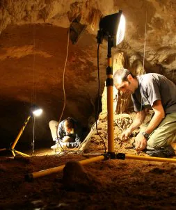 Arqueólogos trabajando en Praileaitz I, en 2006. [APREA]