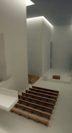 Maqueta del interior de la iglesia diseñada por Moneo. [lusa]