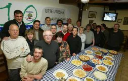 Los participantes en la cena de Intxaurra disfrutaron de su celebración. [MICHELENA]
