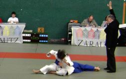 El judoka controló a sus rivales en el tatami y realizó un ataque certero con el que derrotó mediante ippon.