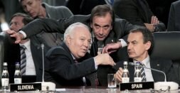Miguel Ángel Moratinos, José Antonio Alonso y José Luis Rodríguez Zapatero, ayer en Bucarest. [EMILIO NARANJO / EFE]