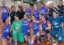 Las jugadoras del Akaba celebran el título de Copa conquistado en Valencia en 2007. [MANUEL BRUQUE / EFE]