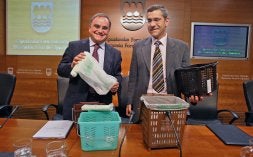 Garmendia y Ormazabal muestran las bolsas y cubos que se reparten gratis a las familias que participan en el plan de compostaje. [LOBO]