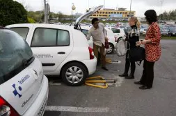 Un equipo sanitario del Hospital Donostia carga el material necesario en el coche antes de iniciar la ronda de visitas a los pacientes. [FOTOGRAFÍAS:USOZ]