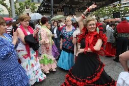 250 parejas se reunieron ayer en los jardines de Luis Mariano para bailar sevillanas. [FOTOS: F. DE LA HERA]