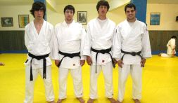 Los cuatro judokas del Judo Club Hondarriiba lucen su recién estrenado cinturón negro. [F. DE LA HERA]