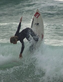 Un surfista completa una maniobra en Zarautz. [azkue]